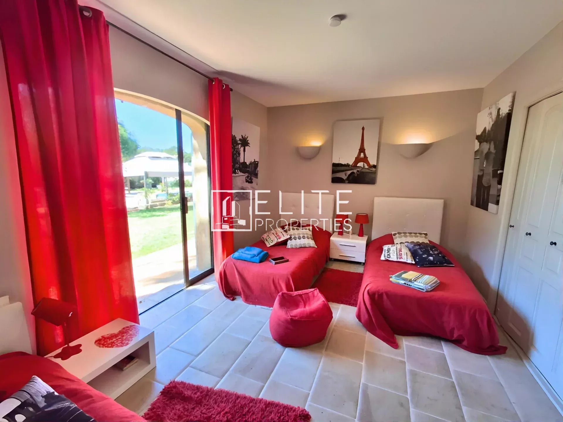 Villa room in Mouans-Sartoux Room in a villa with single beds and garden view in Mouans-Sartoux.
