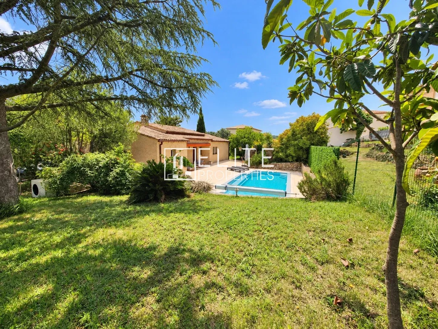 Maison de plain-pied avec piscine dans un jardin verdoyant à Grasse.