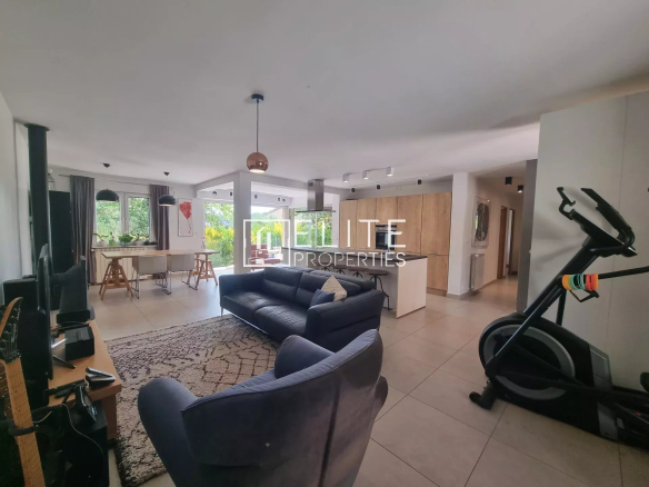 Intérieur d'une maison de plain-pied avec salon lumineux et espace de vie ouvert.