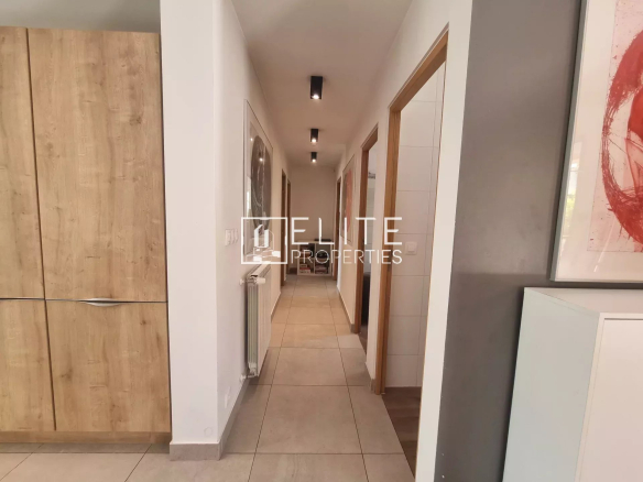 Intérieur d'une maison de plain-pied avec couloir et portes menant aux chambres.