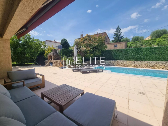 Terrasse avec salon de jardin et piscine, maison de plain-pied à Grasse