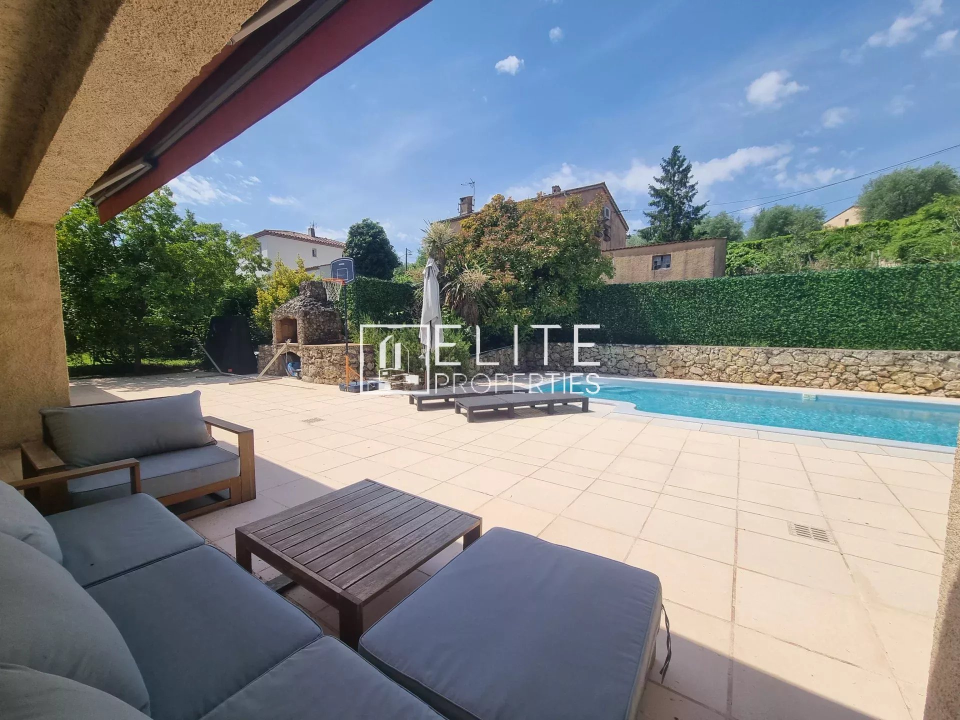Terrasse avec salon de jardin et piscine, maison de plain-pied à Grasse