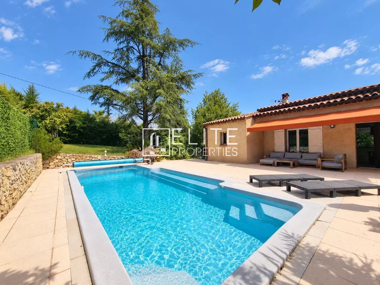 Maison de plain-pied avec piscine dans un secteur calme à Grasse.