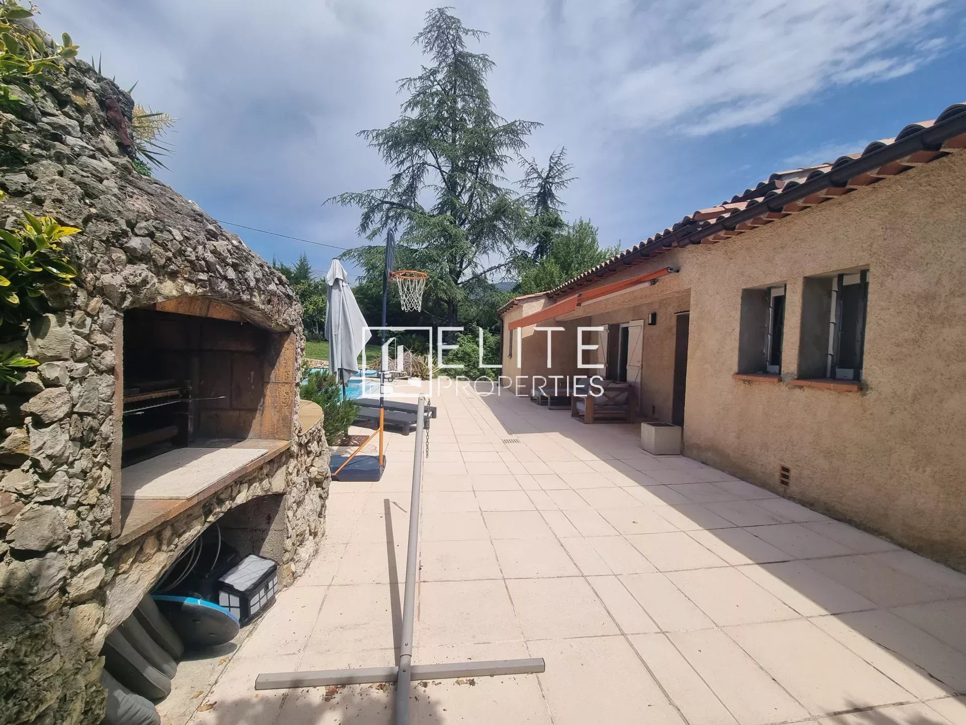 Terrasse d'une maison avec barbecue et espace de vie extérieur à Grasse.