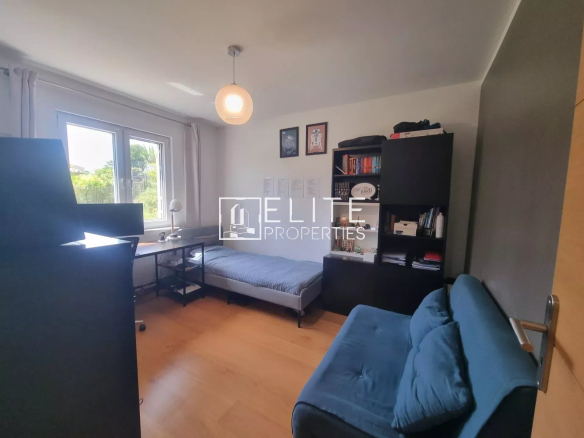 Chambre d'une maison à vendre à Grasse, avec bureau et lit, décorée de manière moderne.