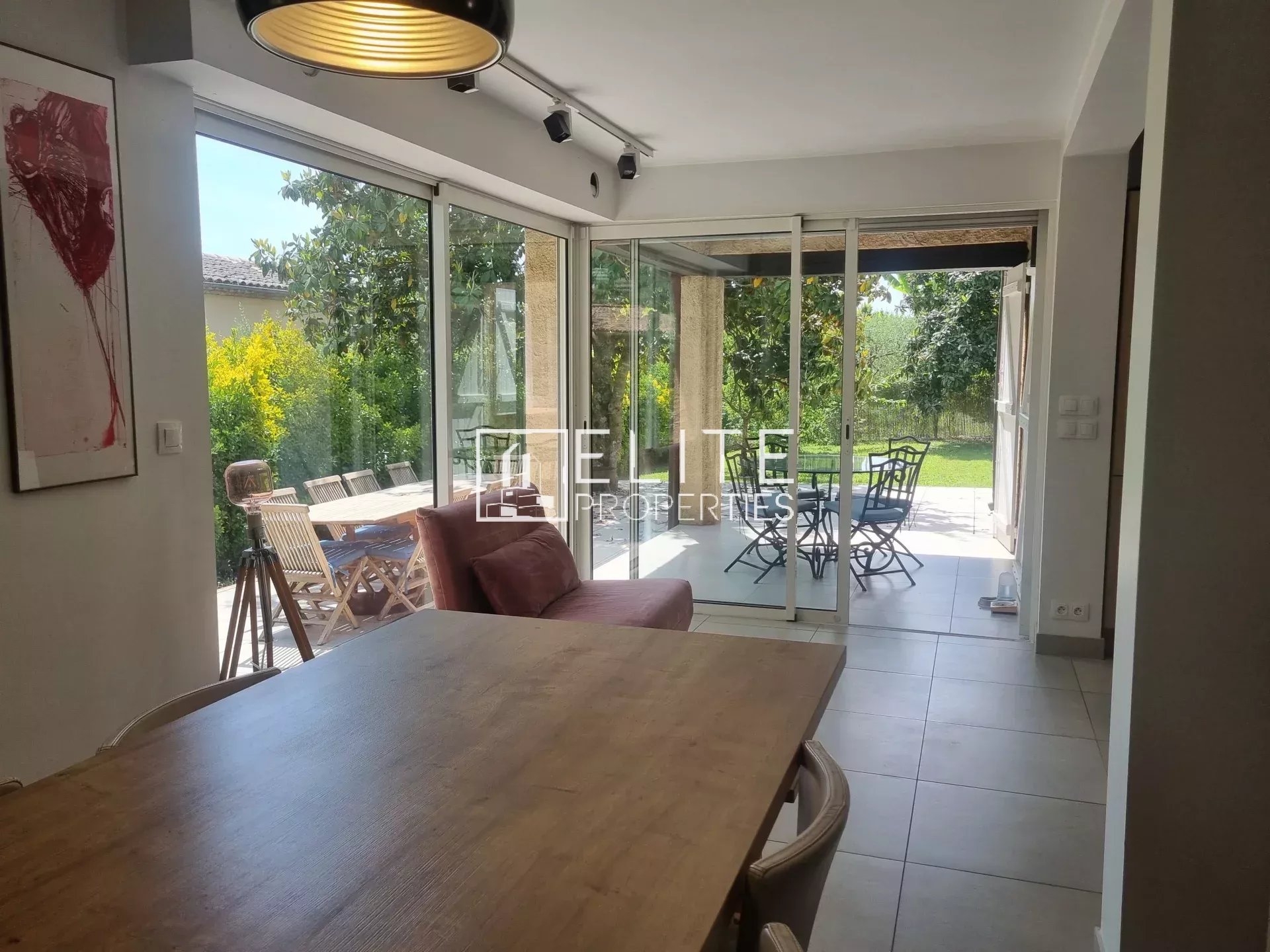 Intérieur d'une maison de plain-pied avec une pièce de vie lumineuse et accès à l'extérieur.