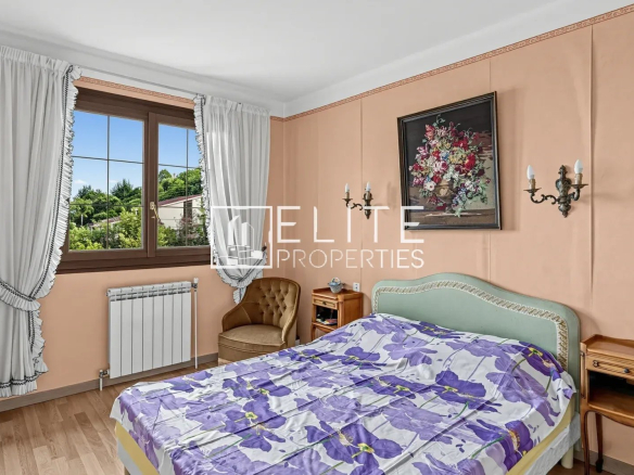Chambre à coucher dans une maison à rénover à Mandelieu-la-Napoule, avec fenêtre et décoration vintage.