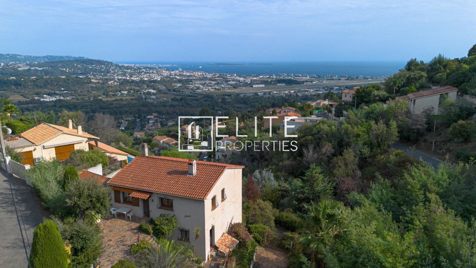 Maison à rénover à Mandelieu-la-Napoule Maison à rénover à Mandelieu-la-Napoule avec vue panoramique sur la mer et les collines.