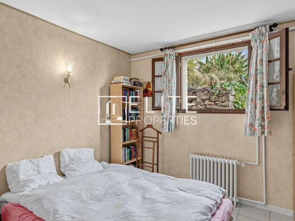 Chambre d'une maison à rénover avec vue sur la mer, située à Mandelieu-la-Napoule.