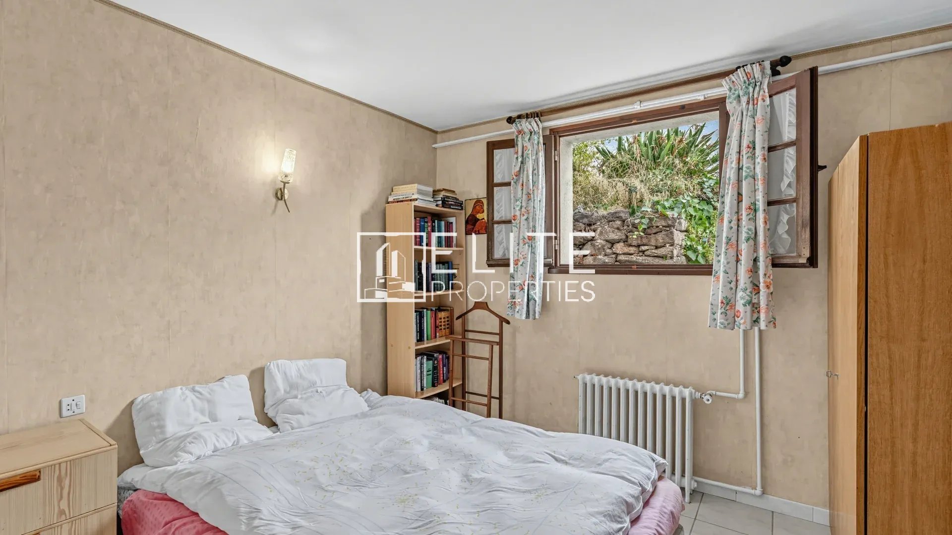 Chambre de maison à rénover à Mandelieu-la-Napoule Chambre d'une maison à rénover avec vue sur la mer, située à Mandelieu-la-Napoule.