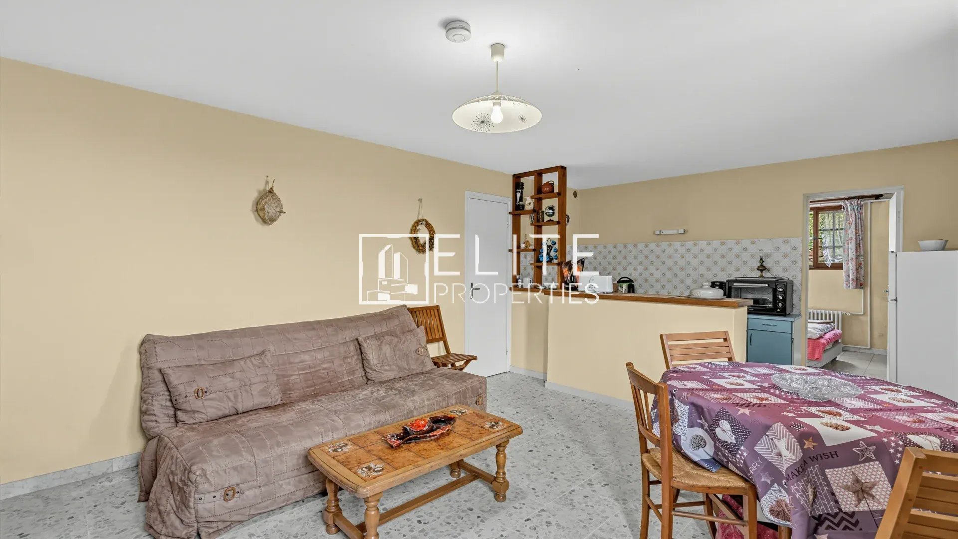 Intérieur d’une maison à rénover à Mandelieu-la-Napoule Intérieur d'une maison à rénover avec salon et salle à manger, murs clairs et mobilier simple.
