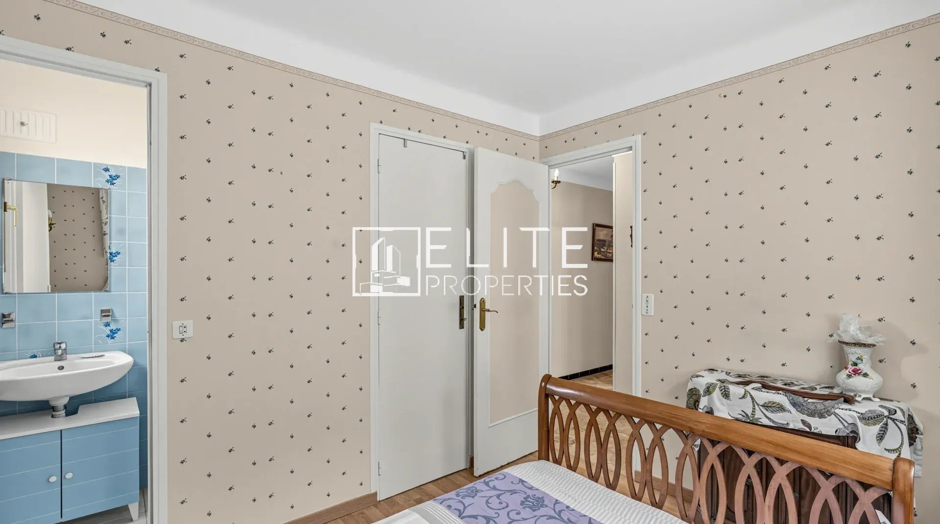 Intérieur d’une maison à rénover Intérieur d'une maison à rénover avec des murs à motifs et des portes blanches.