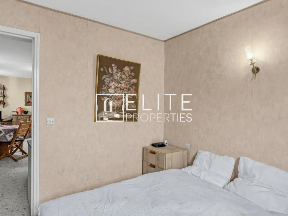 Chambre d'une maison à rénover à Mandelieu-la-Napoule, avec murs clairs et lit.