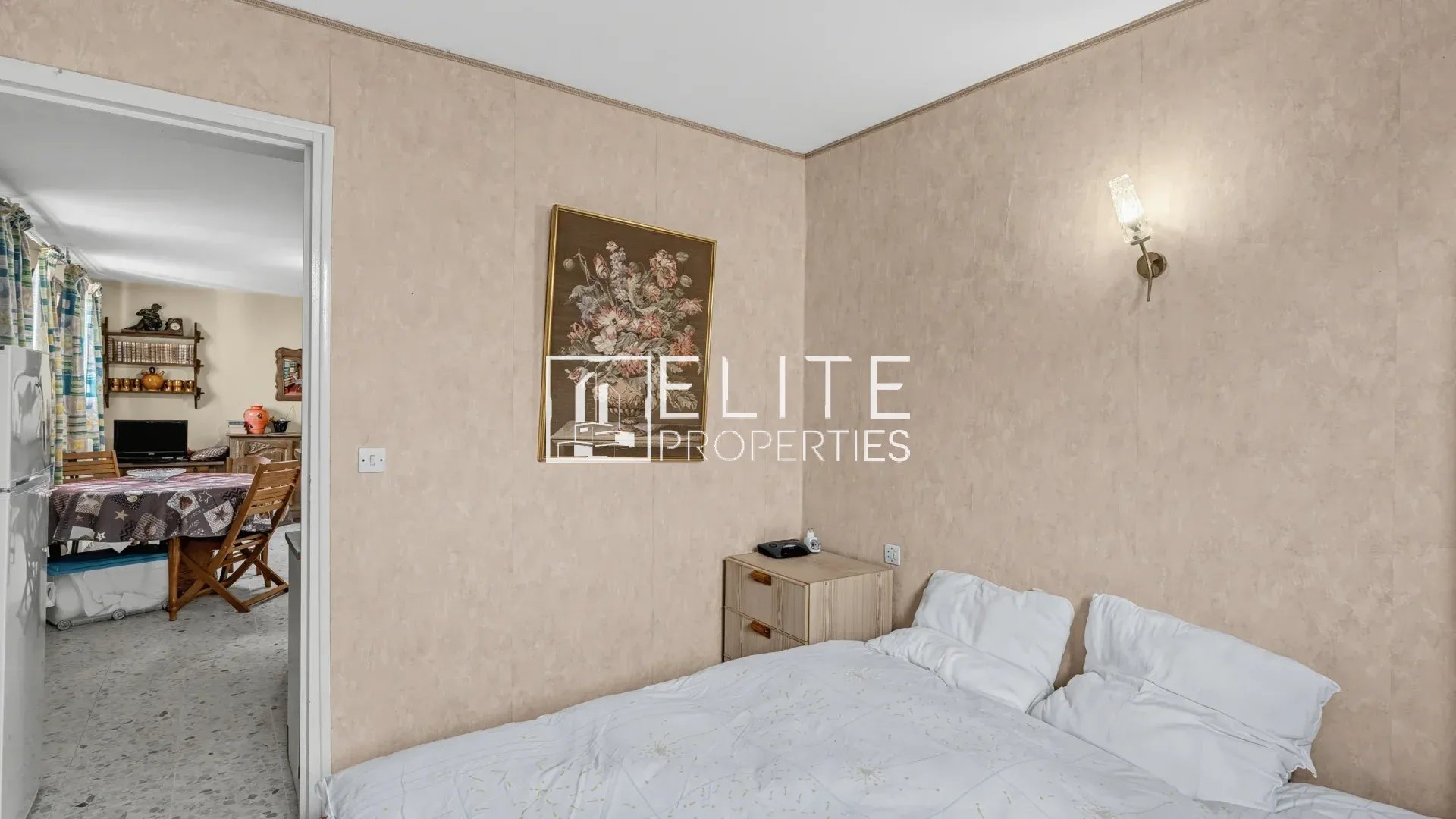Chambre à rénover à Mandelieu-la-Napoule Chambre d'une maison à rénover à Mandelieu-la-Napoule, avec murs clairs et lit.