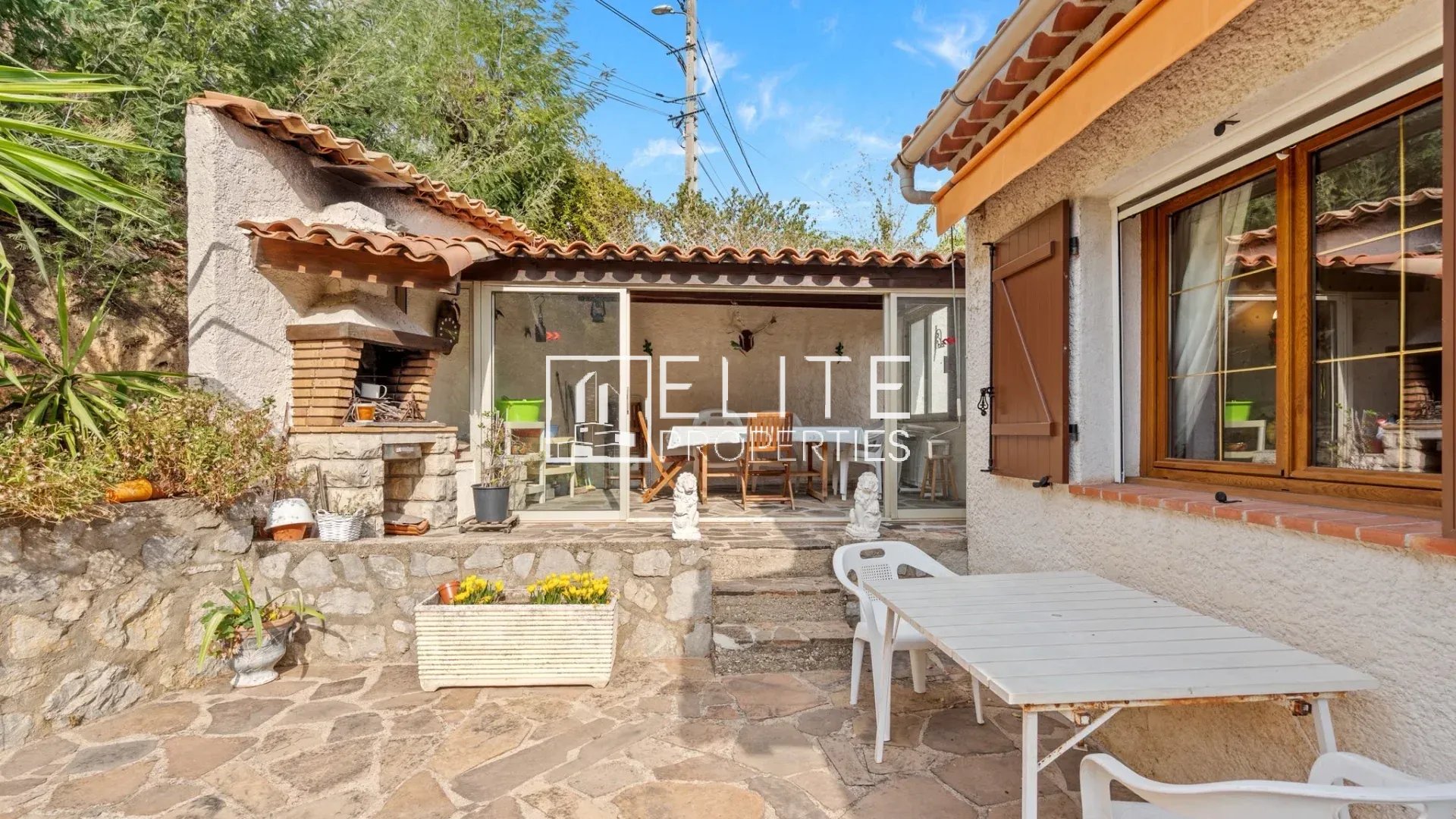 Maison à rénover à Mandelieu-la-Napoule Maison à rénover avec terrasse et cheminée, vue sur la mer et collines, environnement calme.