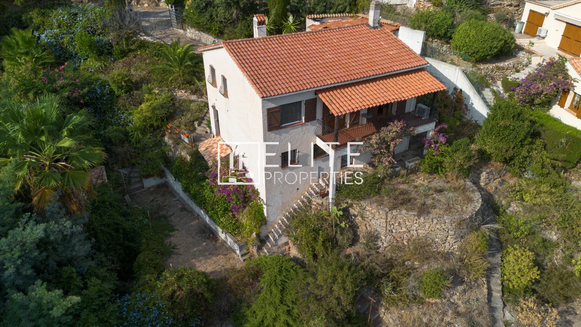 Maison à rénover à Mandelieu-la-Napoule Maison à rénover avec vue panoramique sur la mer et les collines, terrain de 1 375 m² à Mandelieu-la-Napoule.