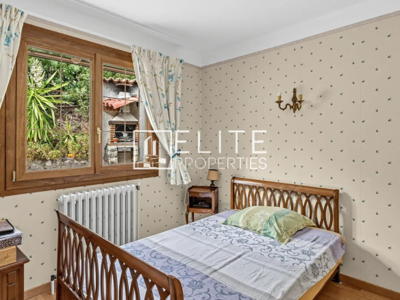 Chambre à coucher d'une maison à rénover à Mandelieu-la-Napoule, avec fenêtre donnant sur l'extérieur.