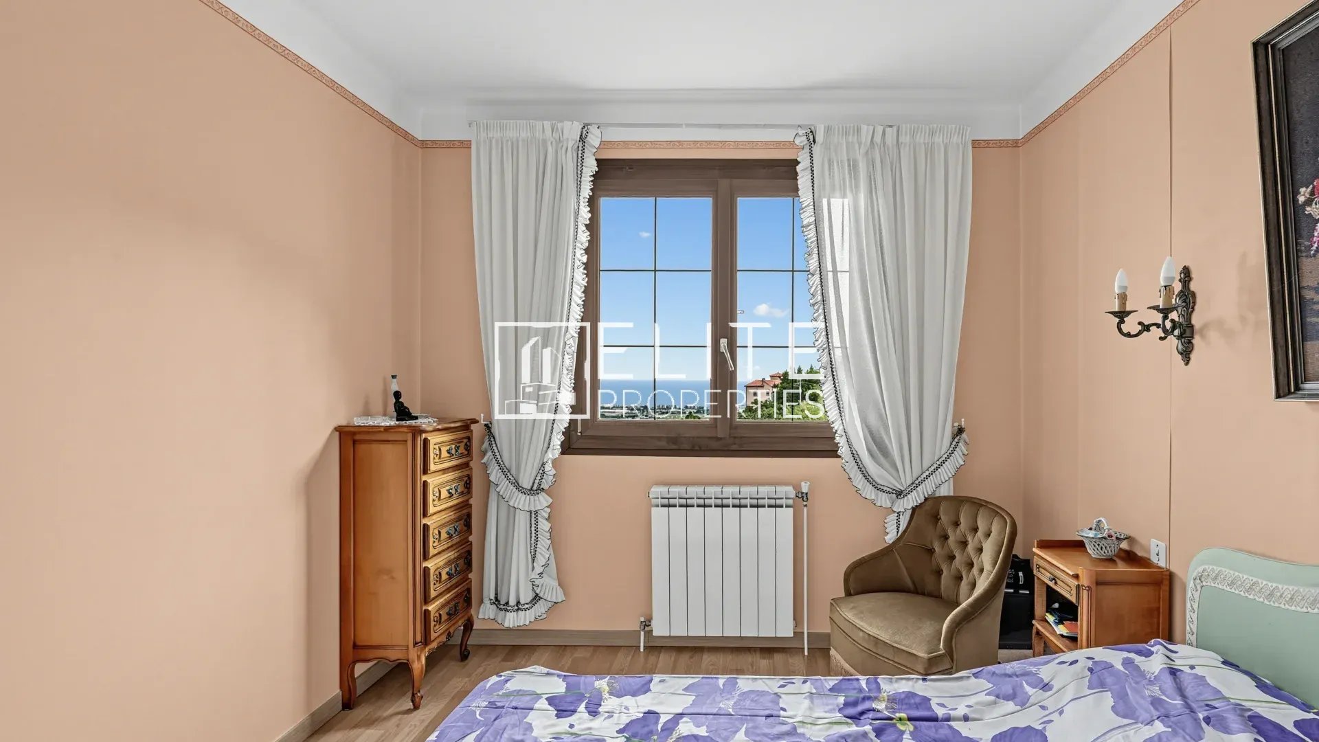 Chambre de maison à rénover à Mandelieu-la-Napoule Chambre d'une maison à rénover à Mandelieu-la-Napoule, avec vue sur la mer et collines.
