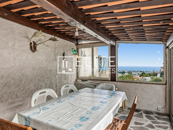 Salle à manger avec vue sur la mer et les collines, maison à rénover à Mandelieu-la-Napoule.