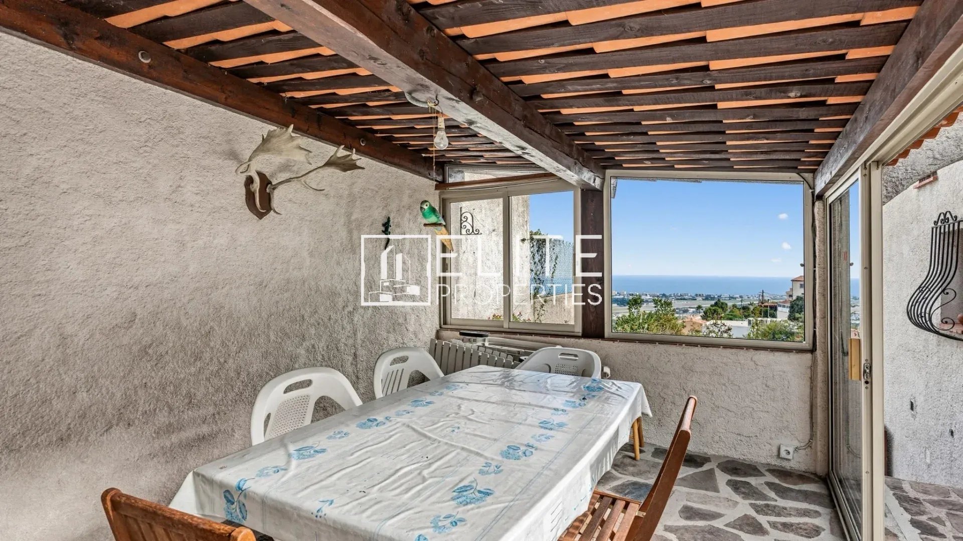 Salle à manger avec vue panoramique Salle à manger avec vue sur la mer et les collines, maison à rénover à Mandelieu-la-Napoule.