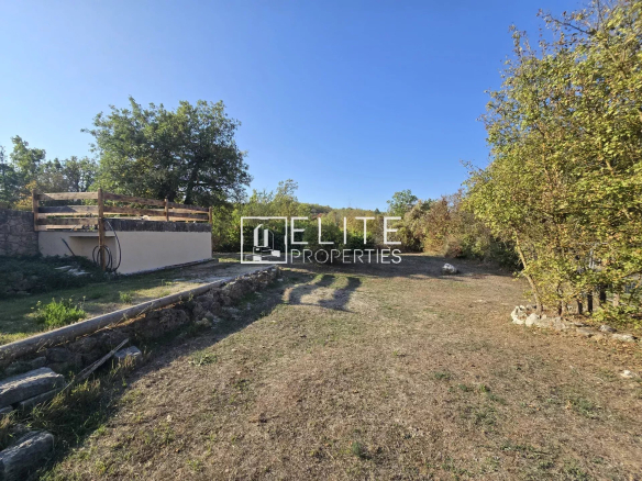 Terrain de 1 700 m² avec piscine et espace extérieur à Saint-Vallier-de-Thiey