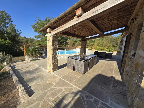 Terrasse en pierre avec mobilier de jardin dans une maison à Saint-Vallier-de-Thiey.