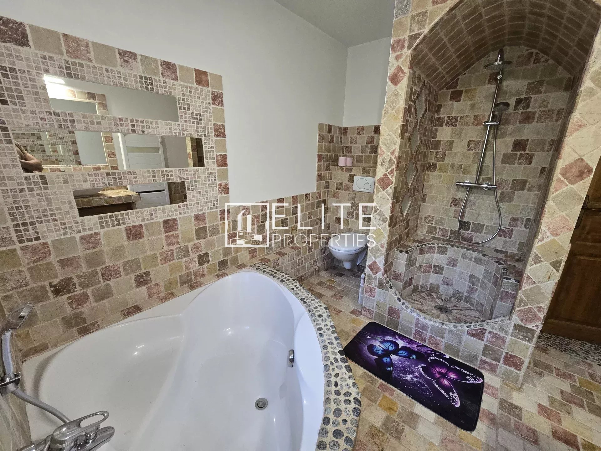 Salle de bain avec baignoire et douche en mosaïque