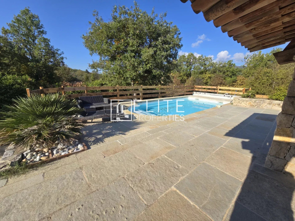 Terrasse avec piscine et espaces verts à Saint-Vallier-de-Thiey.
