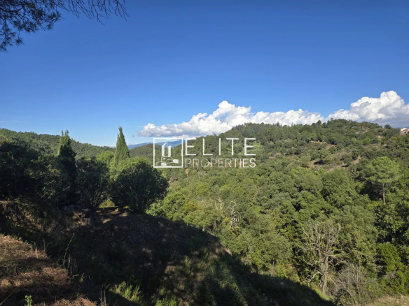 Vue dégagée sur les collines depuis une villa à Les Adrets-de-l'Estérel.