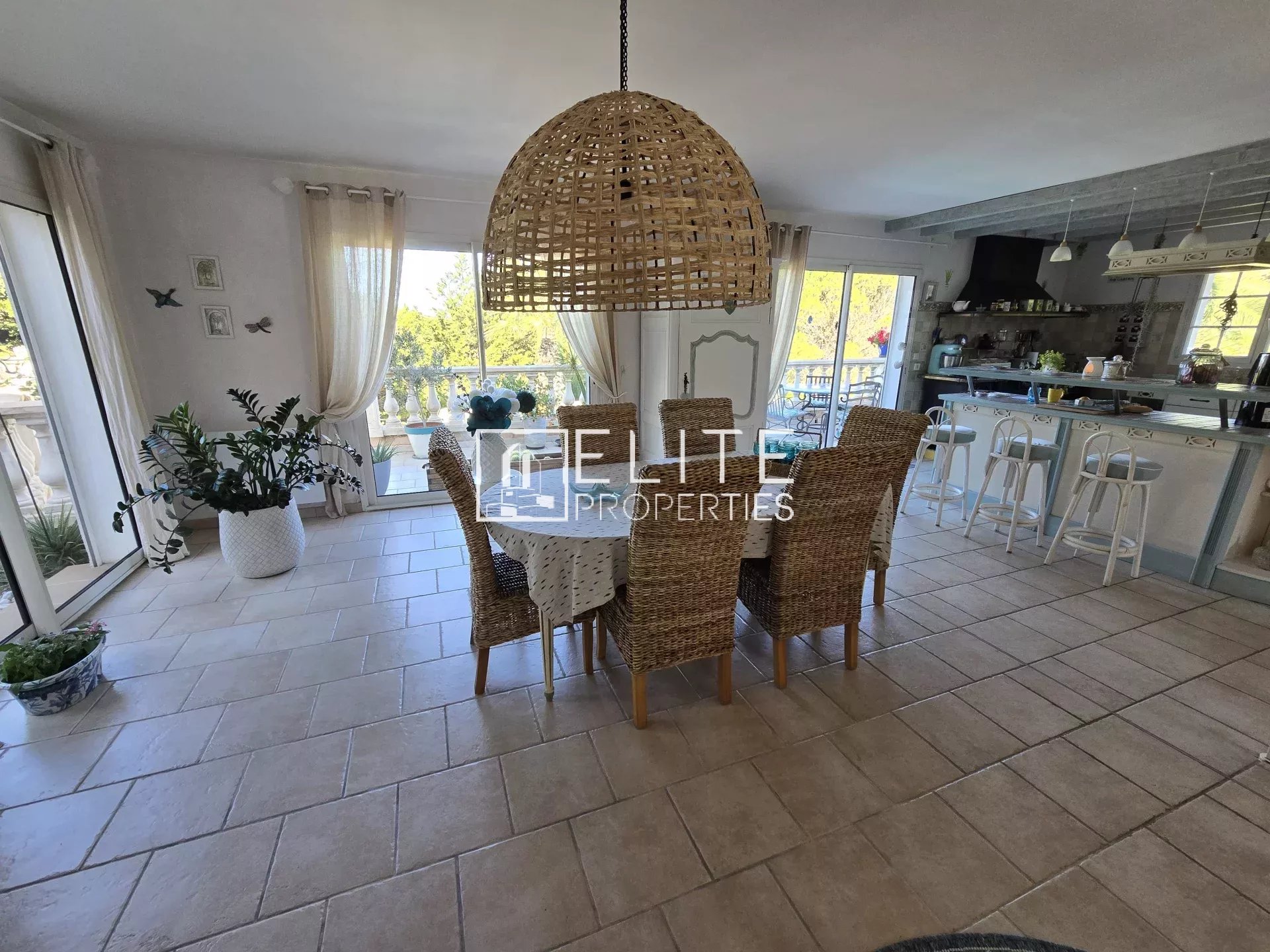 Intérieur de la villa à Les Adrets-de-l’Estérel Intérieur d'une villa moderne avec espace de vie ouvert, cuisine et salle à manger à Les Adrets-de-l'Estérel.