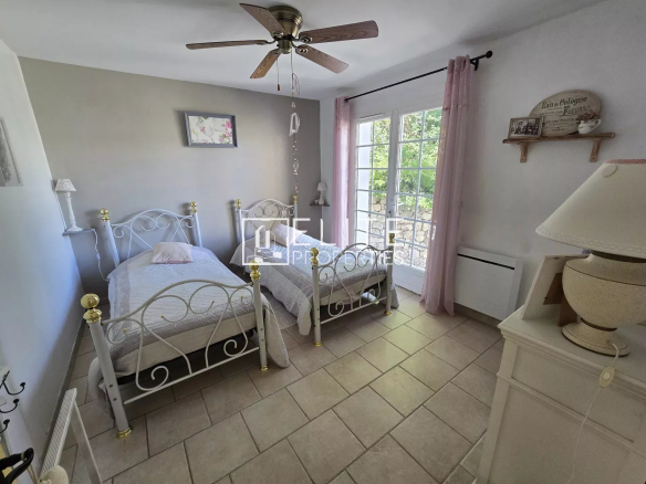 Chambre avec lits jumeaux et accès à l'extérieur dans une villa à Les Adrets-de-l'Estérel.