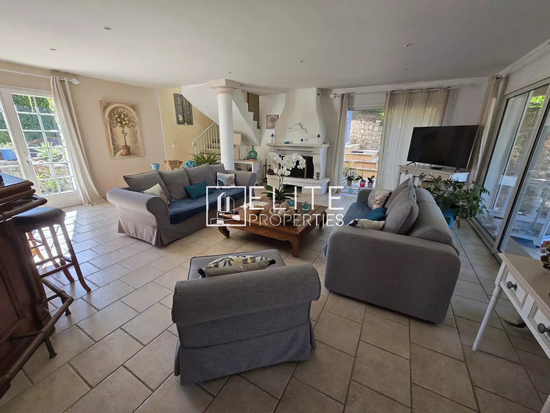Intérieur de la villa à Les Adrets-de-l’Estérel Intérieur d'une villa spacieuse avec salon et coin repas à Les Adrets-de-l'Estérel.