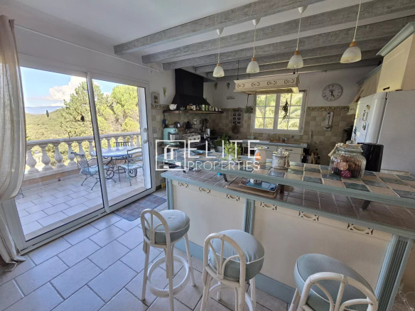 Intérieur d'une villa avec cuisine ouverte et vue sur les collines, Les Adrets-de-l'Estérel.