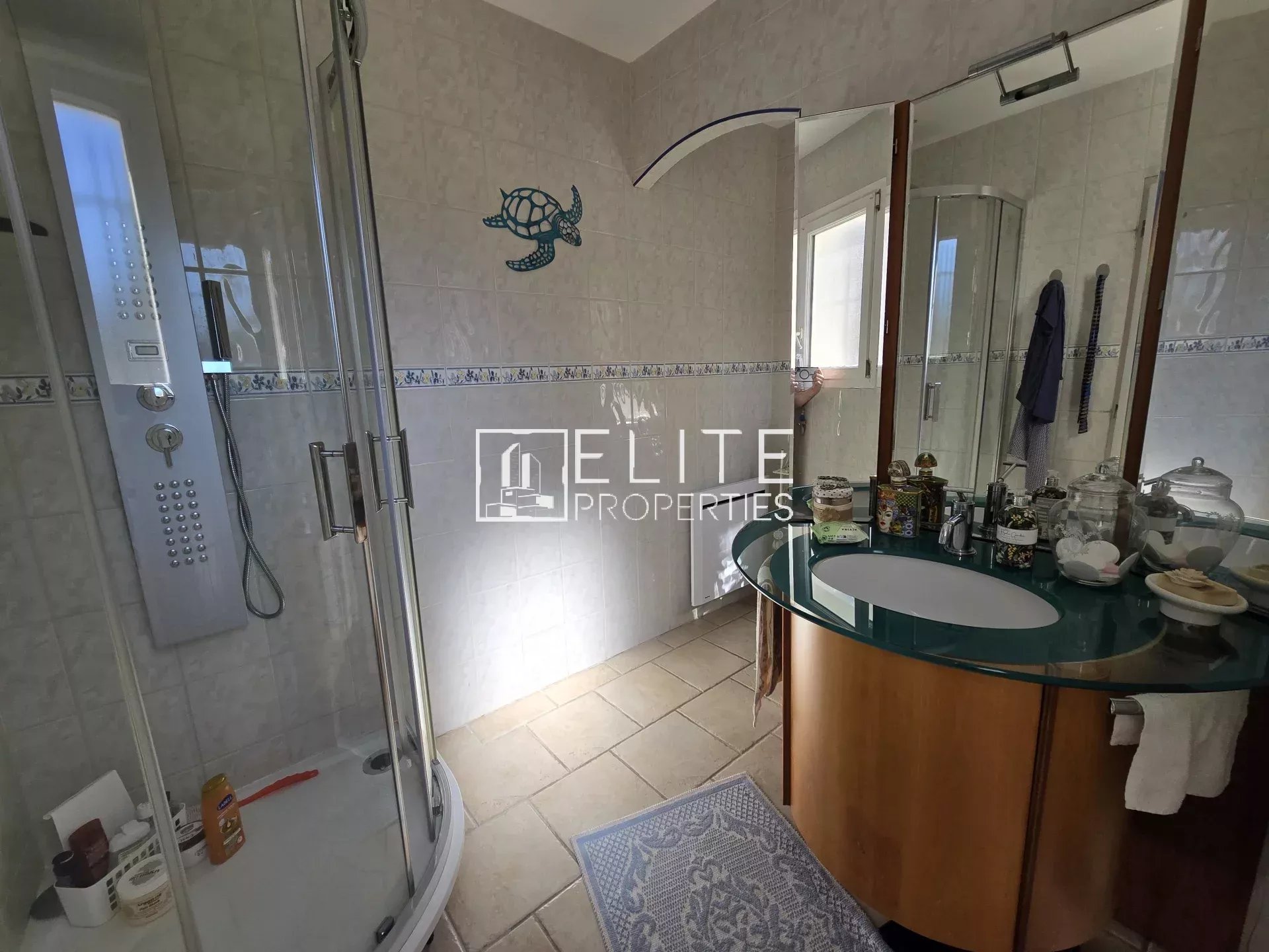 Salle de bain de la villa aux Adrets-de-l’Estérel Salle de bain moderne avec douche et meuble vasque dans une villa.
