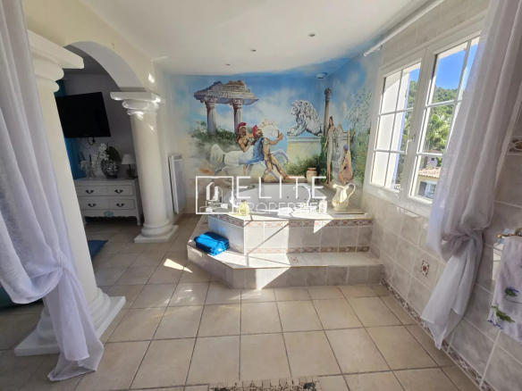 Intérieur d'une villa avec décor mural artistique et espace lumineux.