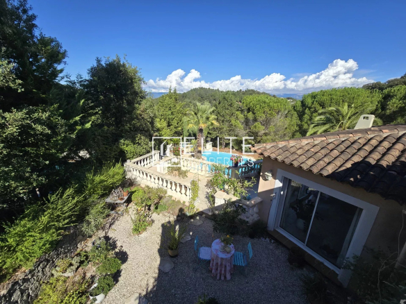 Vue aérienne d'une villa avec piscine à débordement et jardin arboré, Les Adrets-de-l'Estérel.