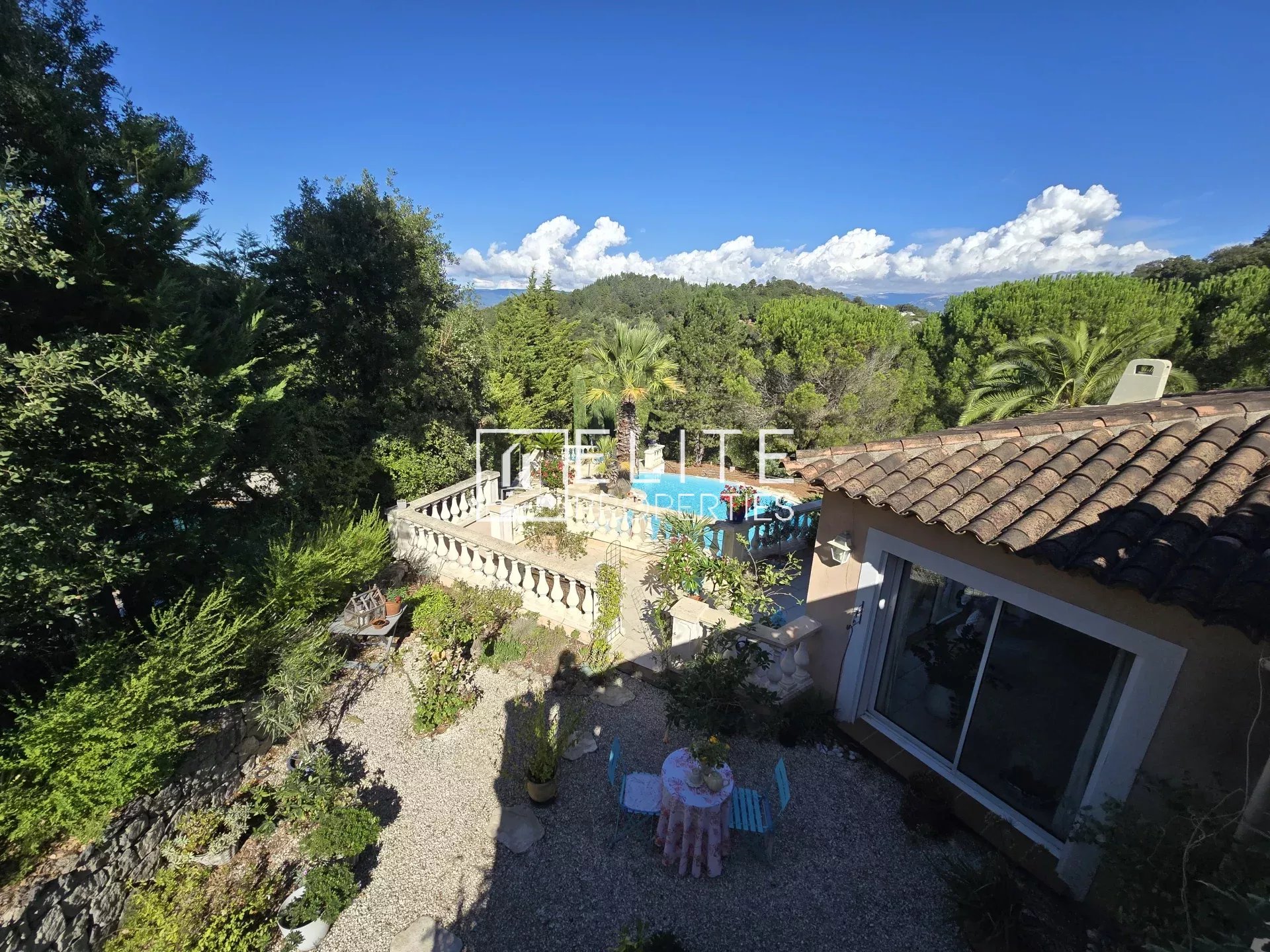 Villa avec piscine aux Adrets-de-l’Estérel Vue aérienne d'une villa avec piscine à débordement et jardin arboré, Les Adrets-de-l'Estérel.