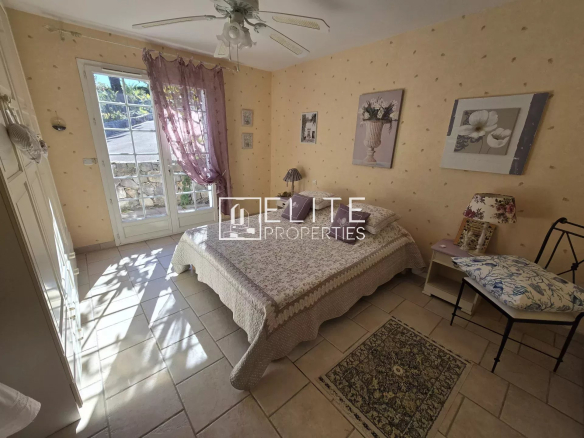 Chambre lumineuse avec lit double et accès à l'extérieur, Les Adrets-de-l'Estérel.