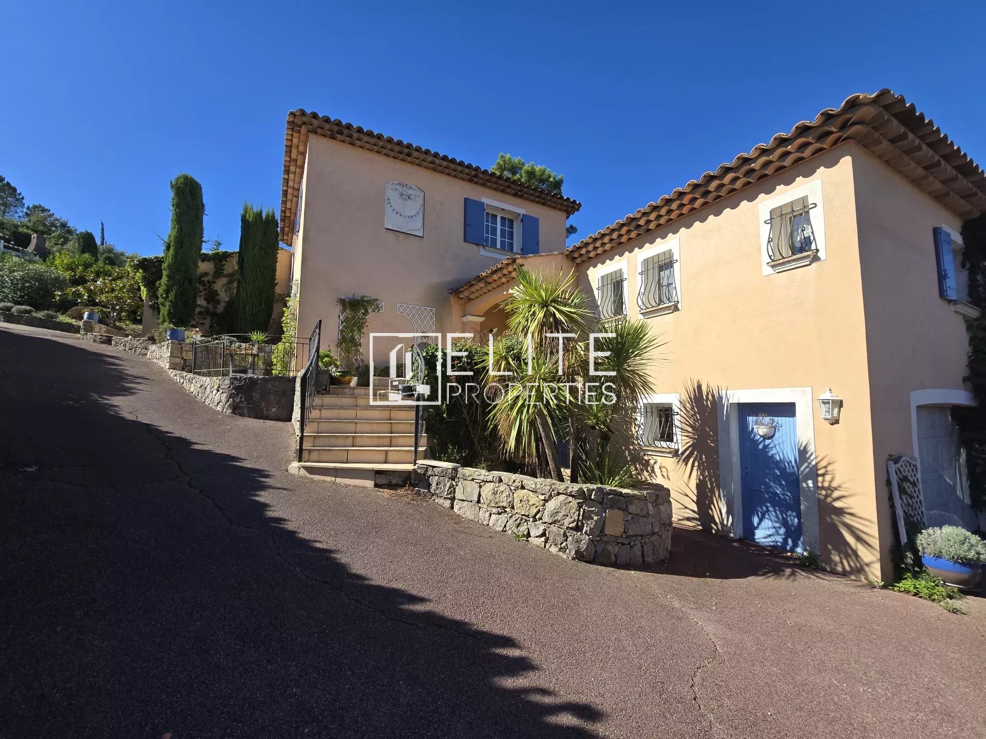 Villa avec piscine aux Adrets-de-l’Estérel Villa de 205 m² avec piscine à débordement, Les Adrets-de-l'Estérel.