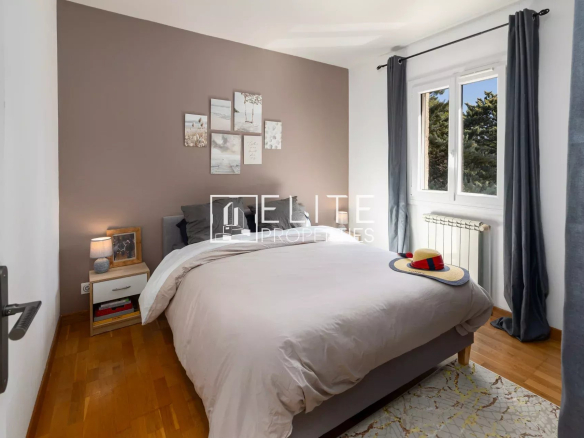 Chambre d'une villa à Fayence avec lit double et décoration moderne.