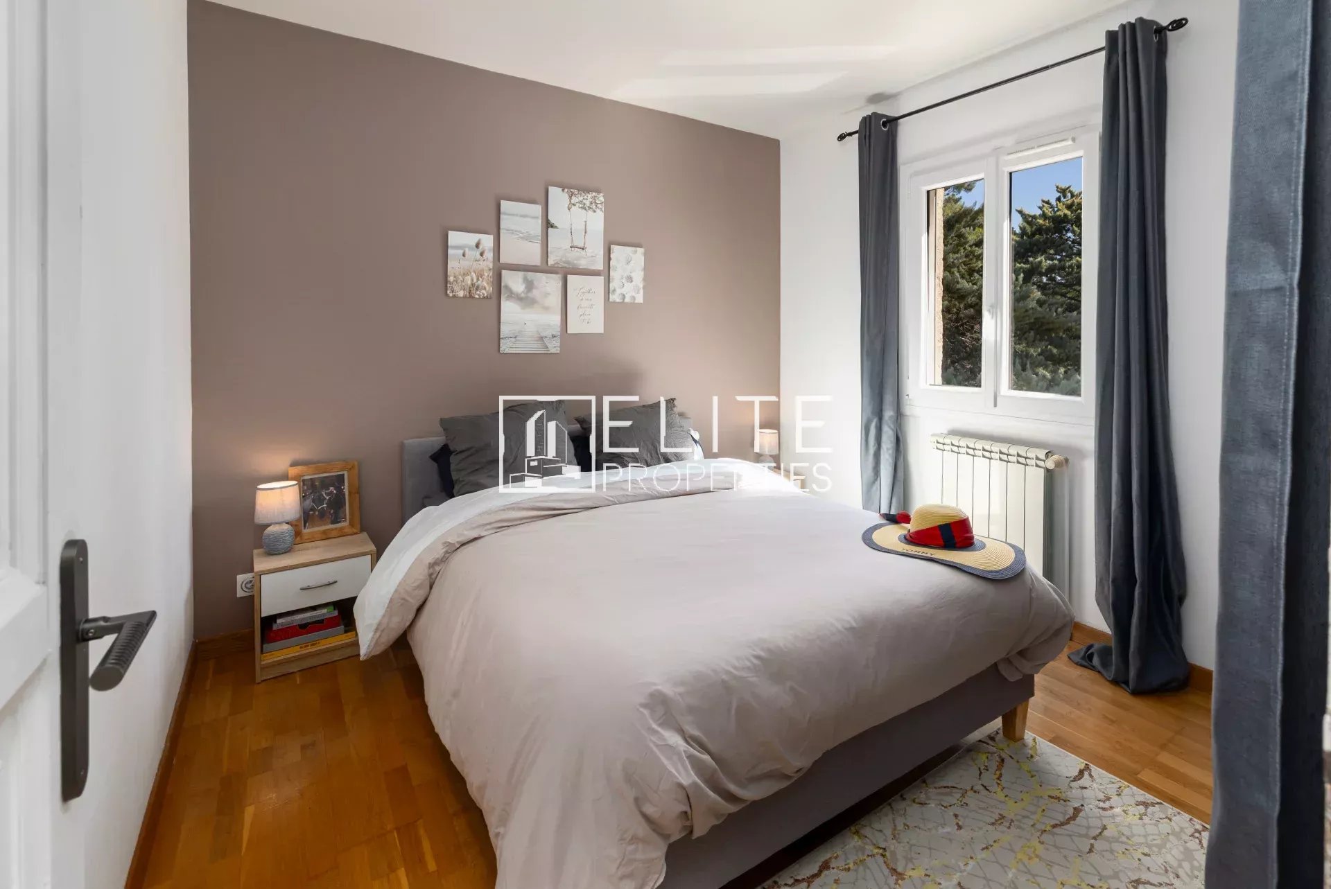 Chambre de villa à Fayence Chambre d'une villa à Fayence avec lit double et décoration moderne.