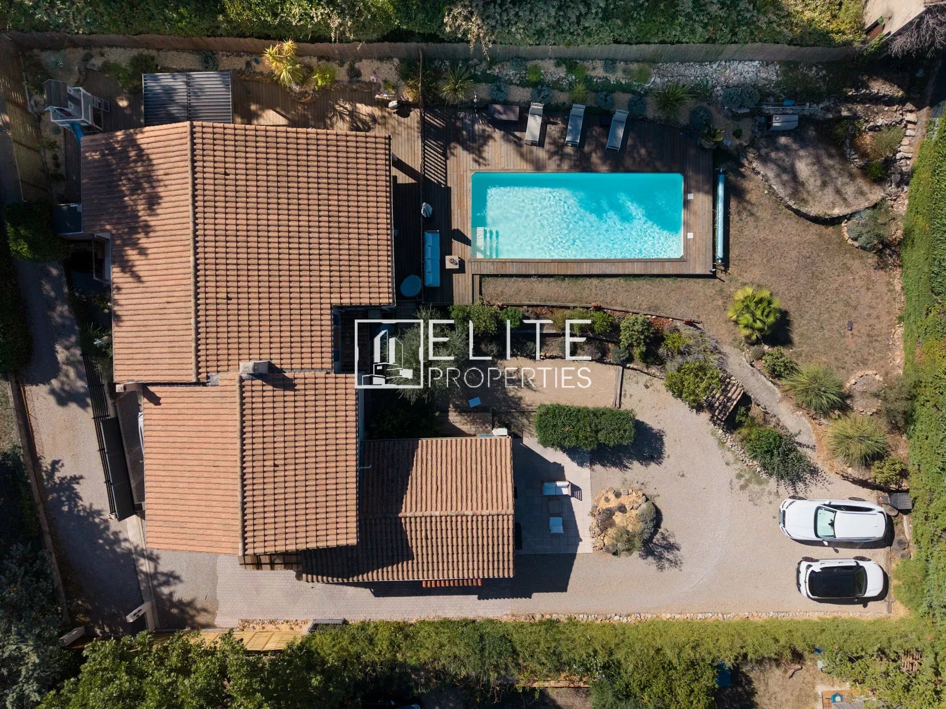 Villa avec piscine à Fayence Vue aérienne d'une villa avec piscine et jardin à Fayence, France.