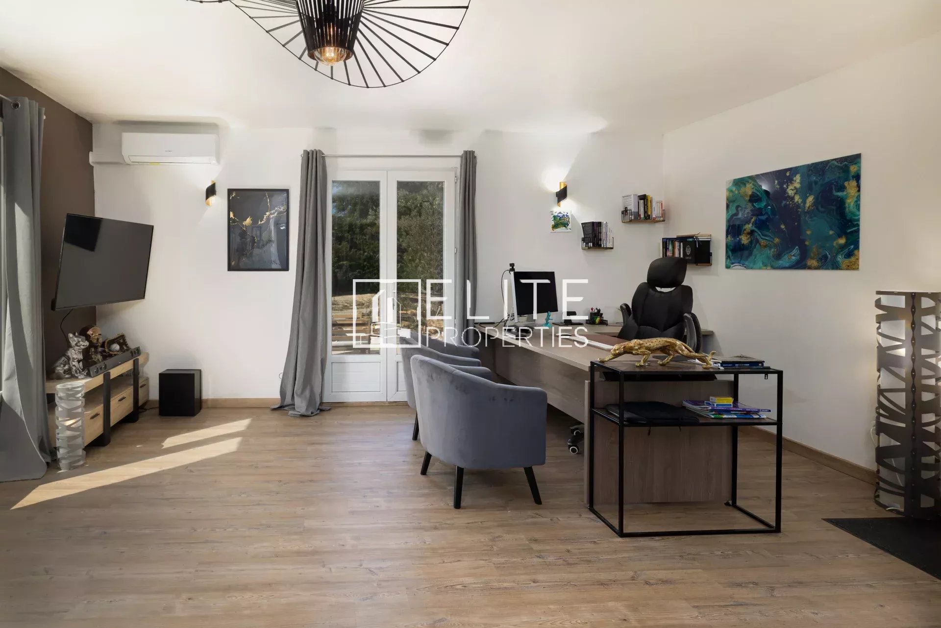 Bureau moderne à Fayence Intérieur d'un bureau moderne avec un fauteuil, un bureau et une télévision murale.