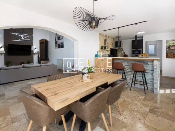 Intérieur d'une villa moderne avec salle à manger et cuisine ouverte à Fayence.