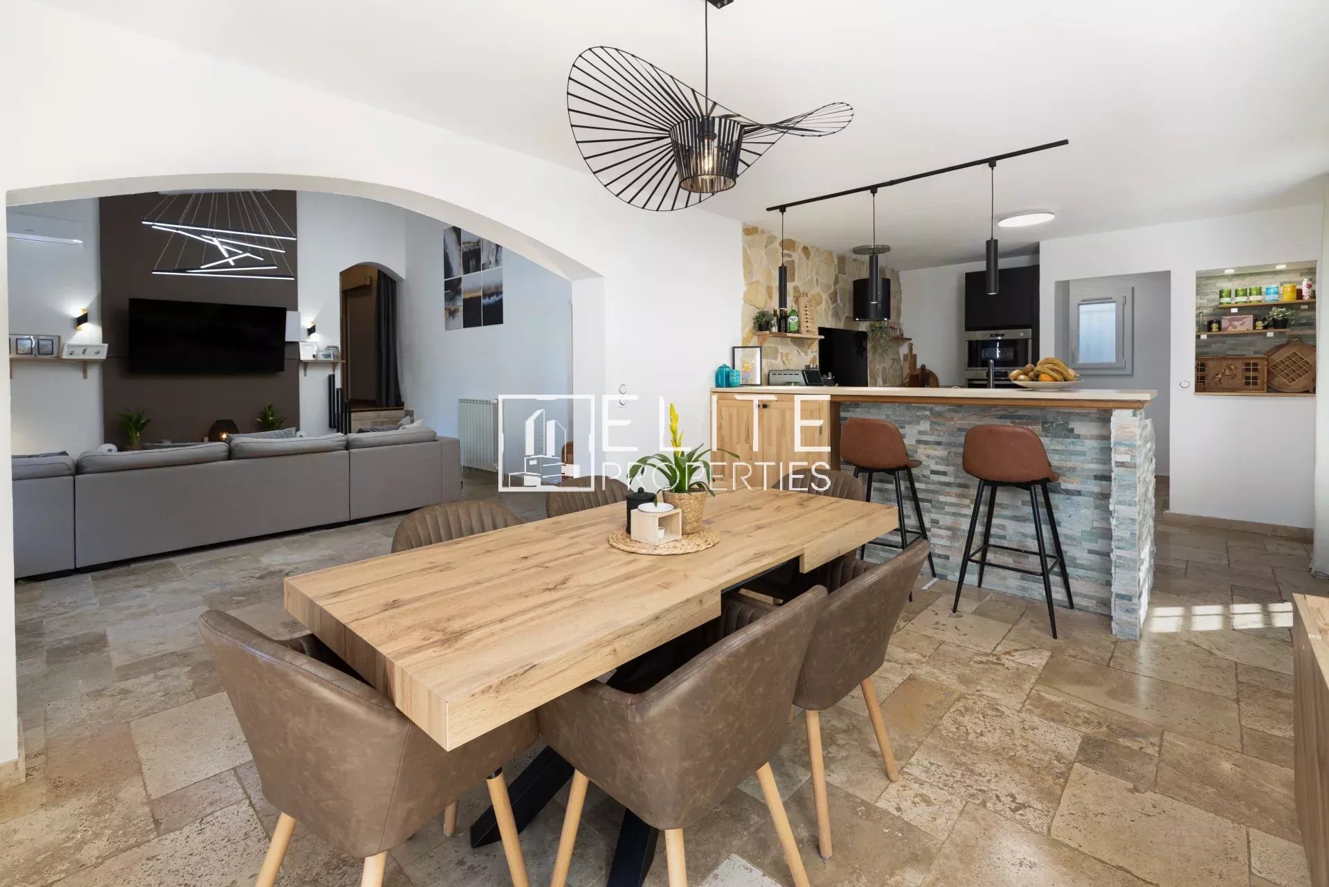 Intérieur d’une villa à Fayence Intérieur d'une villa moderne avec salle à manger et cuisine ouverte à Fayence.