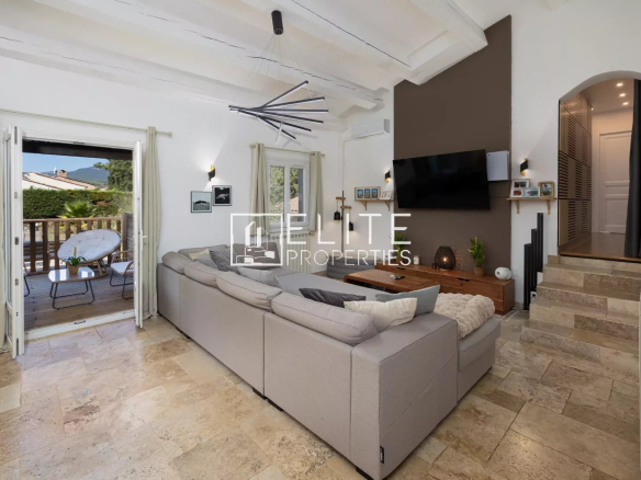 Intérieur d'une villa à Fayence avec un salon spacieux et moderne.