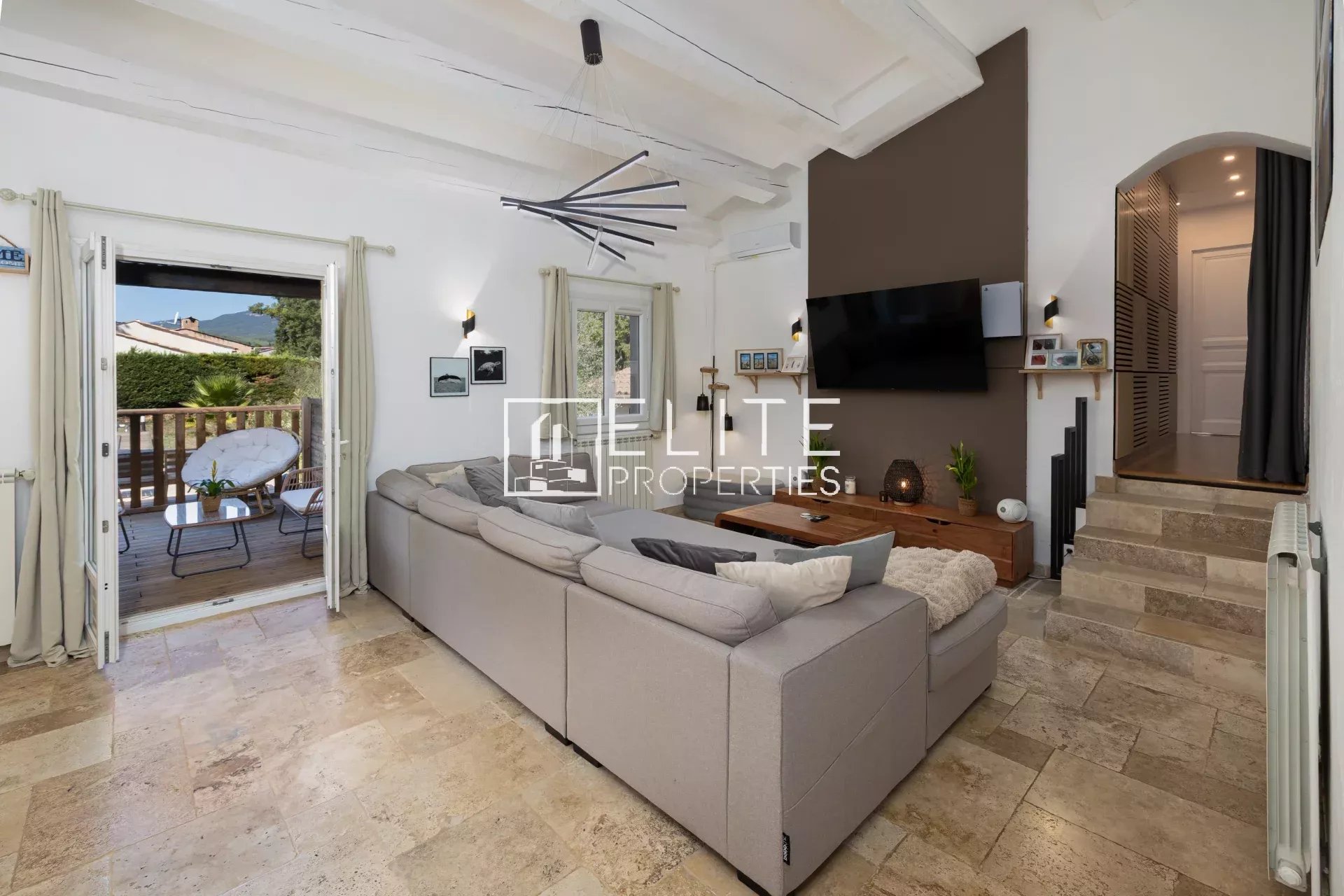 Salon moderne dans une villa à Fayence Intérieur d'une villa à Fayence avec un salon spacieux et moderne.