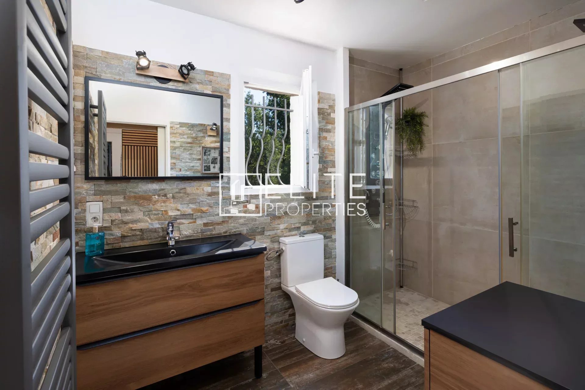 Salle de bain de la villa à Fayence Salle de bain moderne avec douche, lavabo et toilettes.