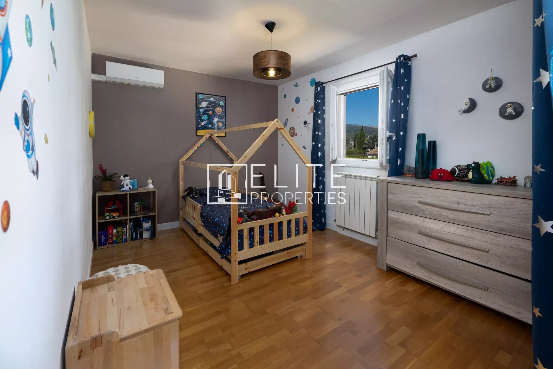 Chambre d’enfant à Fayence Chambre d'enfant dans une villa à Fayence avec lit en bois et décoration étoilée.