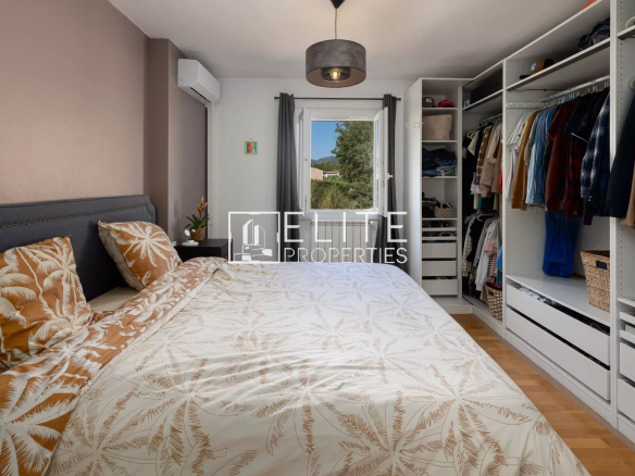 Chambre avec lit double et placard, décorée avec des motifs floraux, dans une villa à Fayence.
